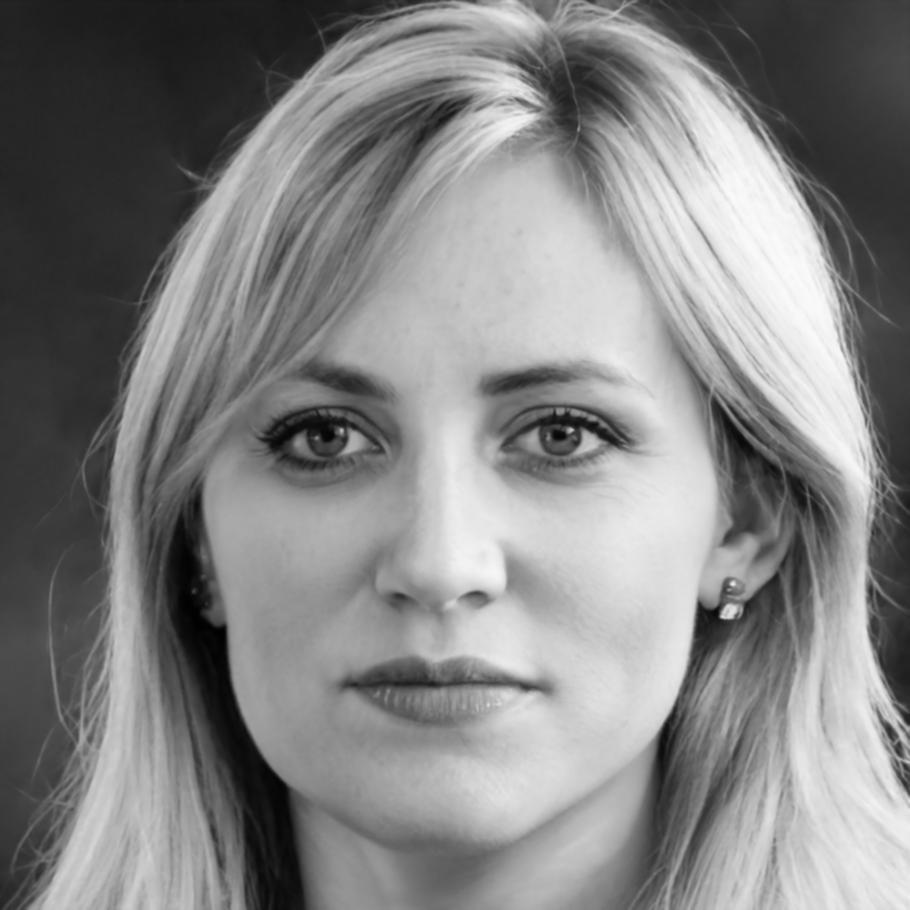 María Elena Rodríguez - Experta en Finanzas Corporativas